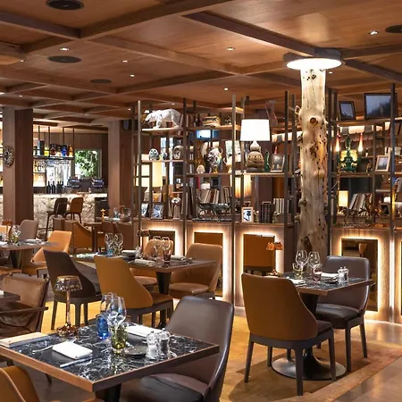 מלון Schweizerhof - A Small Luxury 4*