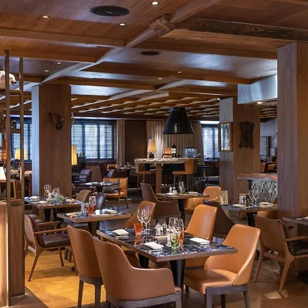 מלון Schweizerhof - A Small Luxury 4*