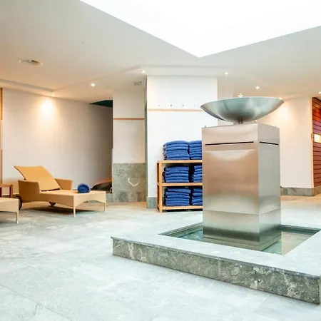 מלון Schweizerhof - A Small Luxury